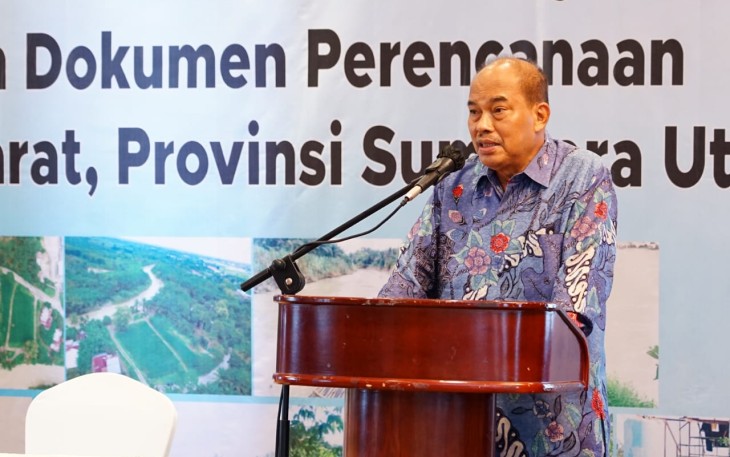 Wali Kota H. Umar Zunaidi Hasibuan saat menghadiri Rapat Pembahasan Laporan Final Feasibility Study Kegiatan Penyusunan Dokumen Perencananaan Sistim Penyediaan Air Minum (SPAM) SERITI Indonesia Barat Provinsi Sumatra Utara, Jumat (25/3/2022).