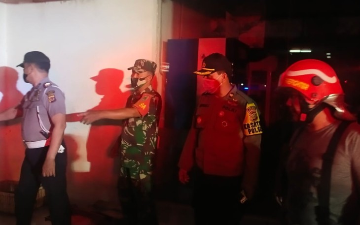 Polisi saat Olah TKP Pasca Kebakaran Alfamidi di Gunungsindur