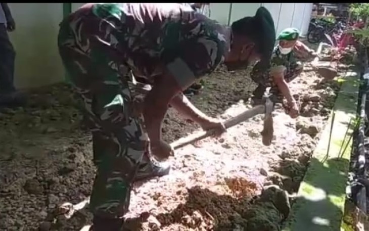 Babinsa Bersama Guru dan Murid SDN 1 Mojo saat Tanam Pohon
