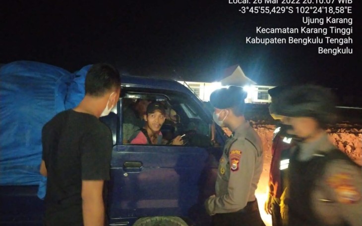 Petugas Polres Bengkulu Tengah saat memeriksa pengendara yang melintas, Sabtu malam (26/03/2022).