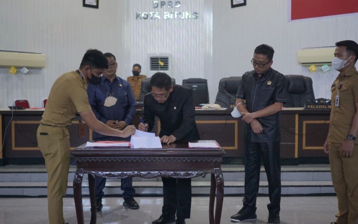 Wakil Walikota Bitung Hengky Honandar saat menanda tangani nota kesepakatan
