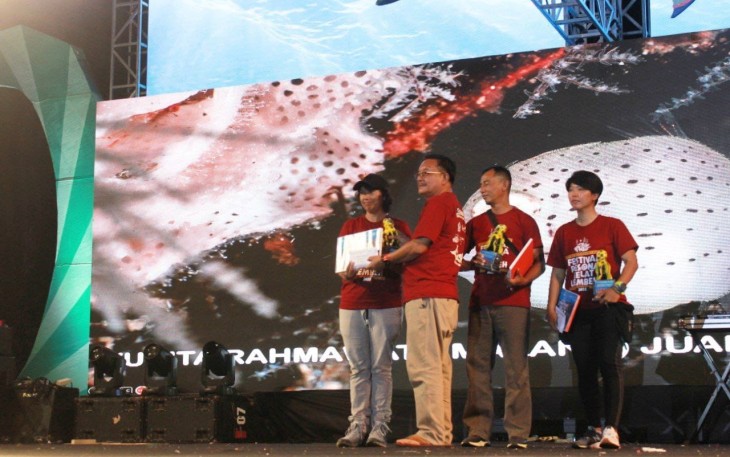 Walikota Bitung saat menyerahkan hadiah pada salah satu pemenang lomba