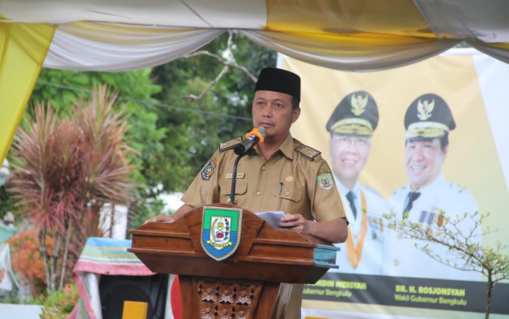 Asisten Administrasi Umum Setda Provinsi Bengkulu Ika Joni Ikhwan saat membuka Gelar Karya Inovasi Kreativitas Tobo Kito Melalui Produk dan Teknologi (Ketupek) 2022, di Halaman Kantor Badan Perencanaan, Penelitian dan Pengembangan (Bappeda) Bengkulu, Selasa (25/10). 