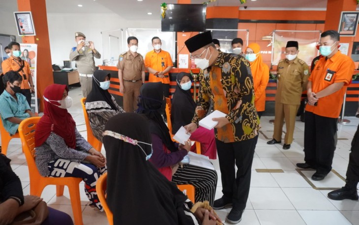 Gubernur Bengkulu Rohidin Mersyah saat menyerahkan bantuan pemerintah pusat.