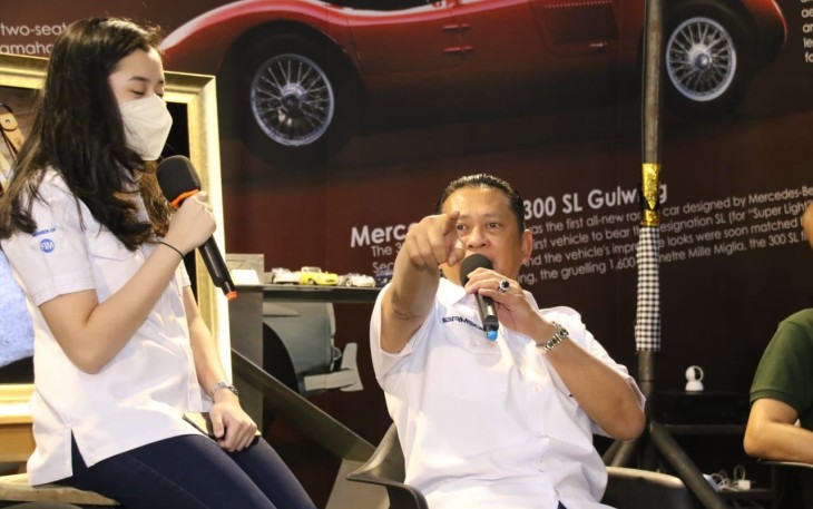 Bamsoet saat menghadiri Konferensi Pers di booth Tuksedo Studio, di ajang IIMS Hybrid 2022, di JIExpo, Jakarta, Sabtu (9/4/22).