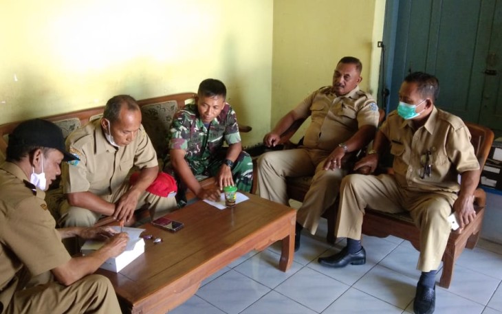 Babinsa Kodim 0802/Ponorogo saat Aktif Dalam Penanganan PMK di Wilayah Desa Binaan