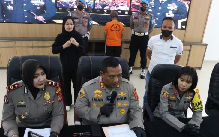 Kapolsek Klapanunggal AKP Irrine Kania Defi,.S.I.K,. M.M bersama Kapolres Bogor AKBP Dr Iman Imannudin,. S.H,.S.I.K,.M.H (tengah) saat konferensi pers di Polres Bogor, Kecamatan Cibinong, Rabu (7/12/2022).