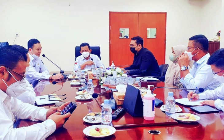 Gubernur Ansar saat menyambangi RSUD RAT, Tanjungpinang, untuk bertemu jajaran manajemen rumah sakit membahas peningkatan pelayanan kepada masyarakat, Rabu, (09/11). 