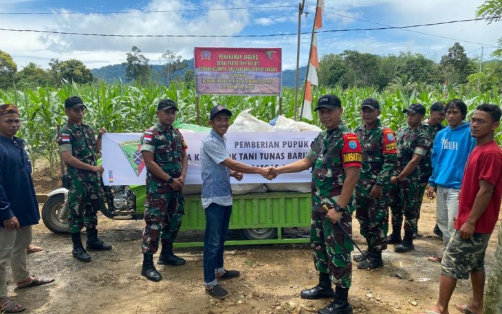 Dansatgas Yonif 645/Gty saat Beri Bantuan Pupuk ke Poktan Tunas Baru di Perbatasan