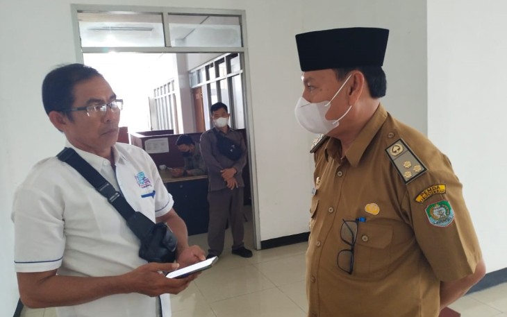 Sekdakab Kaur Dr. Drs. Ersan Syahfiri, MM saat diwawancarai awak media di Kantor Pemda Kaur, Selasa (29/03/2021).