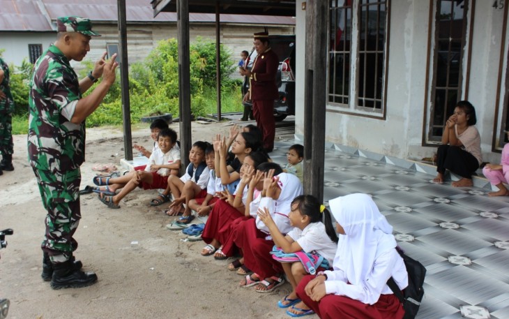 Personel Satgas TMMD Perkenalkan Peran dan Tugas Pokok TNI Kepada Para Siswa