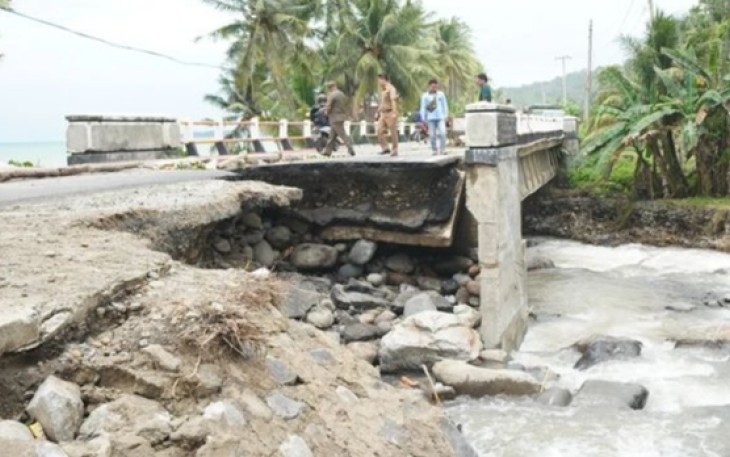 Pemkab Pesibar saat Tinjau Lokasi Terdampak Bencana Alam