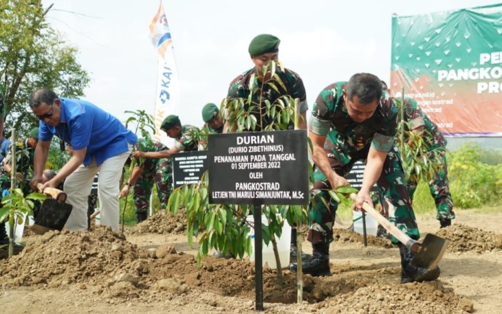 Pangkostrad Letjen TNI Maruli Simanjuntak, M.Sc dan Direktur Utama PKT, Rahmad Pribadi saat tanam pohon