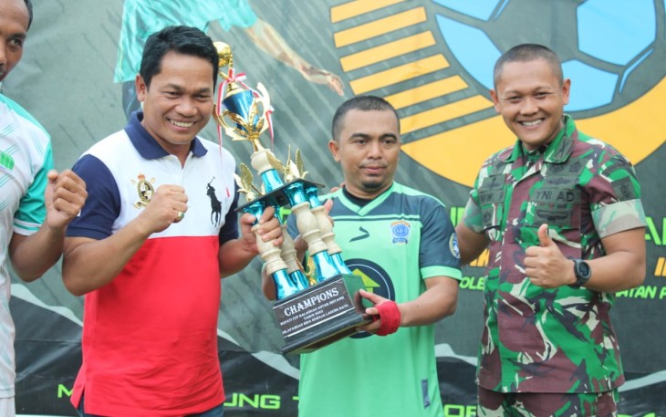 Penyerahan Piala