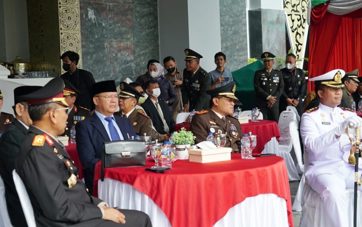 Gubernur Rohidin pada peringatan HUT ke-77 TNI yang diselenggarakan di Lapangan Kantor Gubernur Bengkulu, Rabu (5/10).