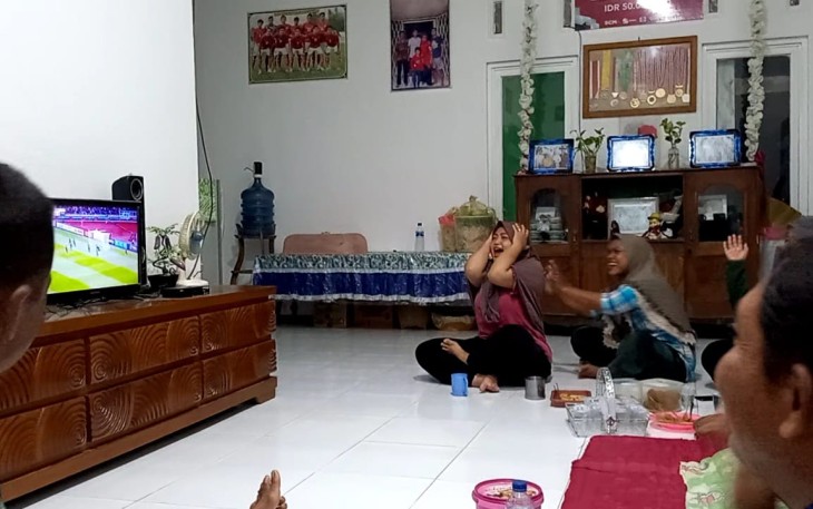 Suasana nonton bareng piala AFF 2022 di rumah orang tua Pratama Arahan di Blora.