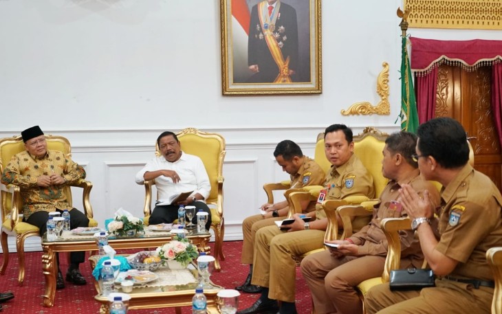 Gubernur Rohidin Mersyah saat menerima audiensi Bupati Bengkulu Utara Mian di Balai Raya Semarak Bengkulu, Senin(3/10).
