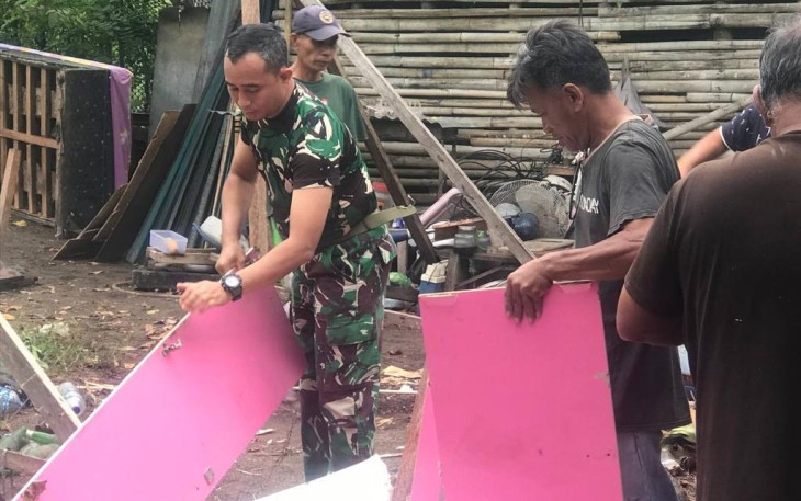Dandim 1310/Bitung, Letkol Arm Yoki Efriandi,M.Han saat ikut membantu pekerjaan RTLH