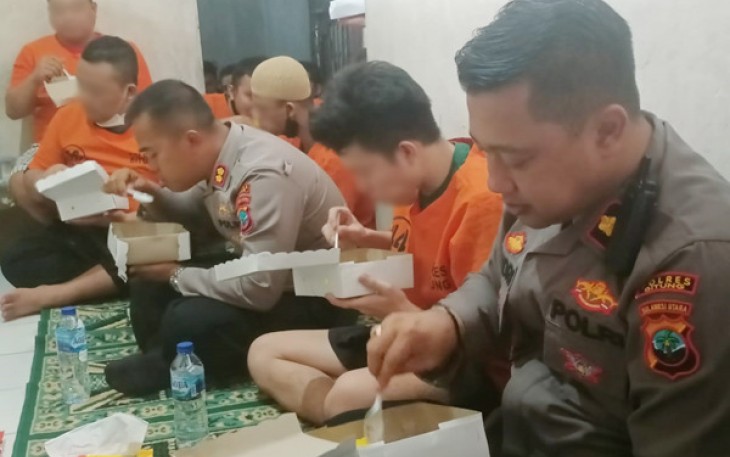 Kapolres Bitung AKBP Alam Kusuma tengah saat makan siang bersama tahanan Polres