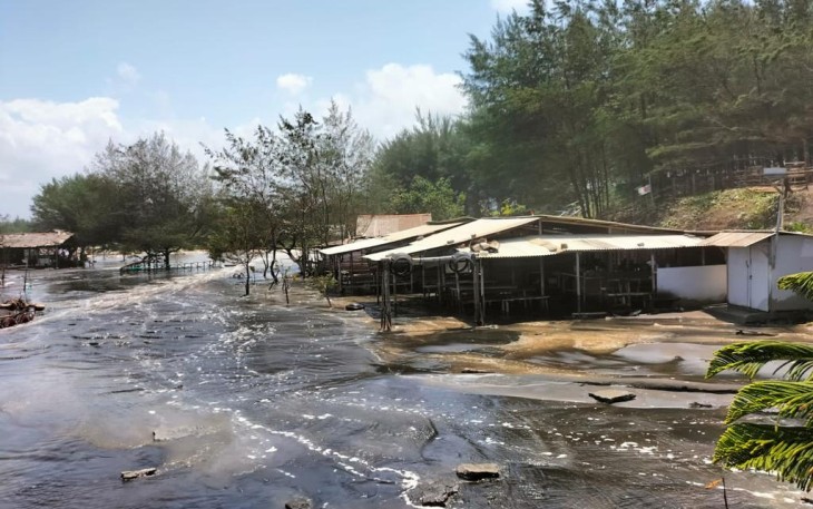 Kawasan Wisata Pantai di Cilacap Porak-Poranda pasca Diterjang Gelombang Pasang
