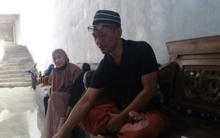 Indah Didampingi Suaminya Handoko Banteng saat memberikan keterangan hal kejanggalan seleksi perangkat desa di Kenaiban (26/08/22)