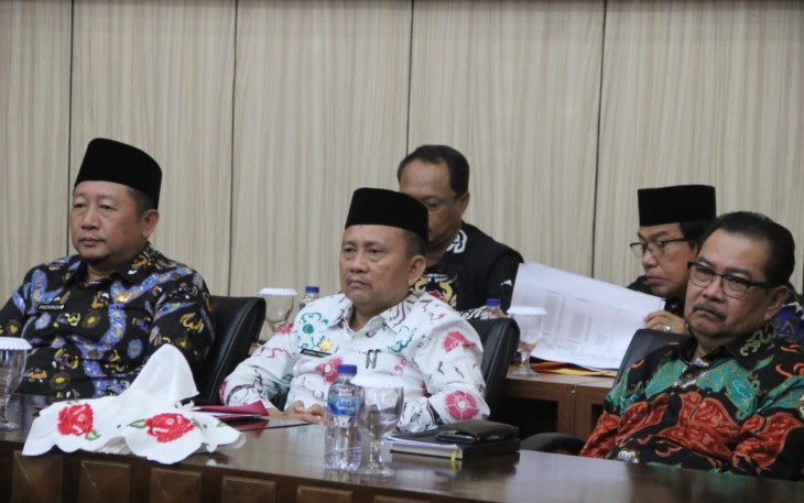 Sekda Hamka saat ikuti Rakornas Penguatan, Pembinaan, Pengawasan dan Pengelolaan BUMD bersama KPK RI via virtual meeting, di Ruang Pola Pemprov Bengkulu, Kamis (08/09).