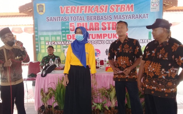 Kades Suyamto Memberikan Apresiasi Pada Warga Yang Aktif  Berperan Mendukung Giat STBM 5 Pilar (27/09/22).