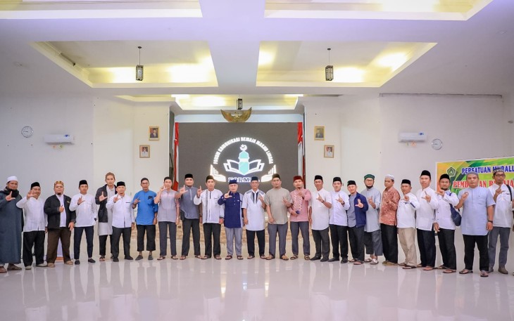 Bupati Lingga, Muhammad Nizar saat mengukuhkan Forum Komunikasi Remaja Lingga (FORMAL) di aula Kantor Bupati, Minggu (19/06/2022) malam.