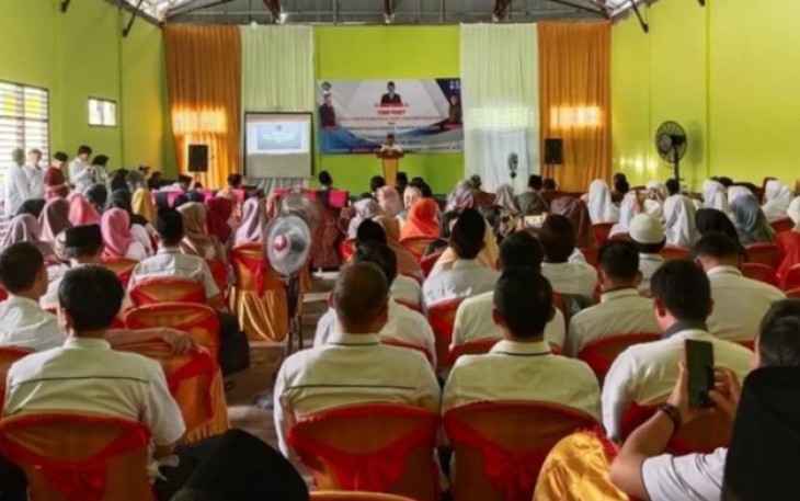 Temu-Pamit Kepala Kantor Kemenag Kabupaten Pesisir Barat di Sekolah MAN I Krui, Kecamatan Pesisir Tengah, Selasa (08/11/2022).