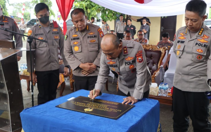 Kapolda Bengkulu saat tandatangani prasasti peresmian Klinik Medika 15 Dit Polair Polda Bengkulu