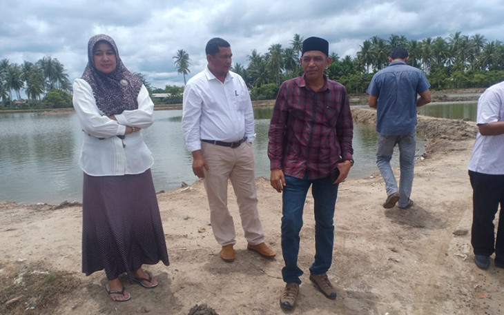 Kadis Perikanan dan Anggota DPRK Aceh Timur saat Tinjau Jembatan Rusak