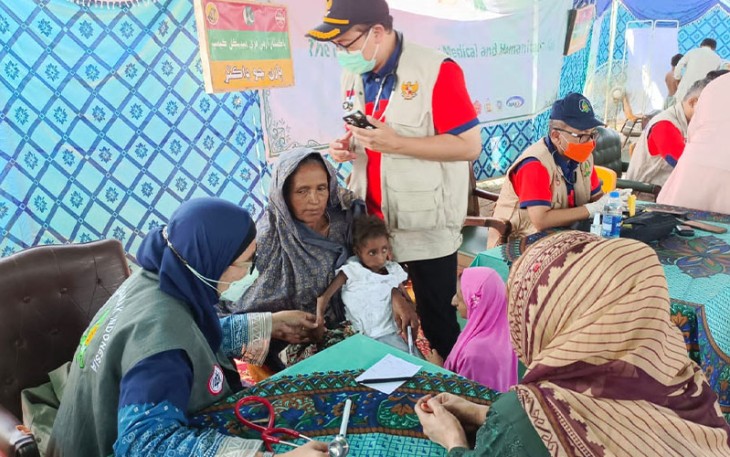 Tim Medis Indonesia saat Edukasi Masyarakat di Pos Pengungsian Korban Banjir Pakistan
