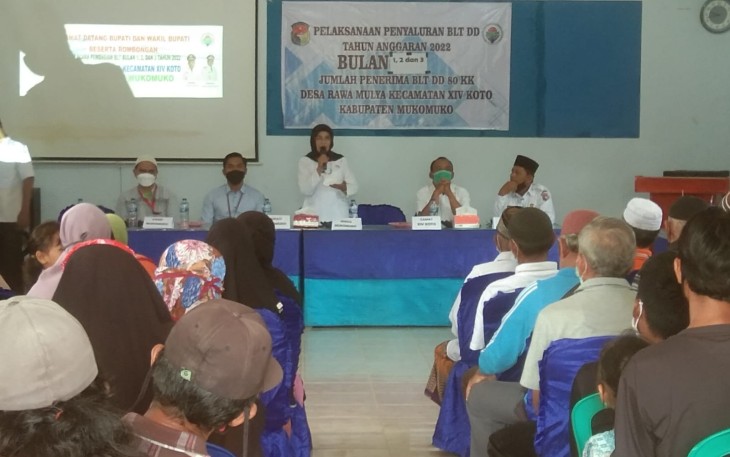 Pembagian BLT-DD di Balai Pertemuan desa setempat.