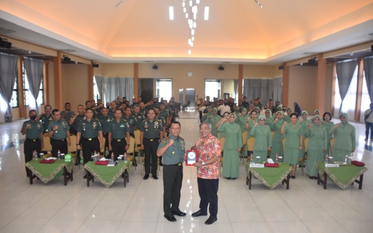 Pakar Komunikasi dan Motivator, Dr. Aqua Dwipayana bersama Danrem saat acara di Aula Wira Yudha Makorem 091/ASN, Kota Samarinda, Kalimantan Timur (Kaltim), Kamis (15/9/2022).