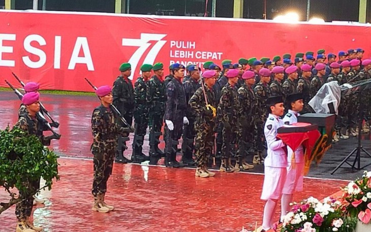 Saat penyerahan sang saka Merah Putih usai penurunan