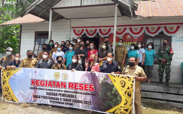 Foto Bersama usai gelaran Reses DPRD Gunung Mas 