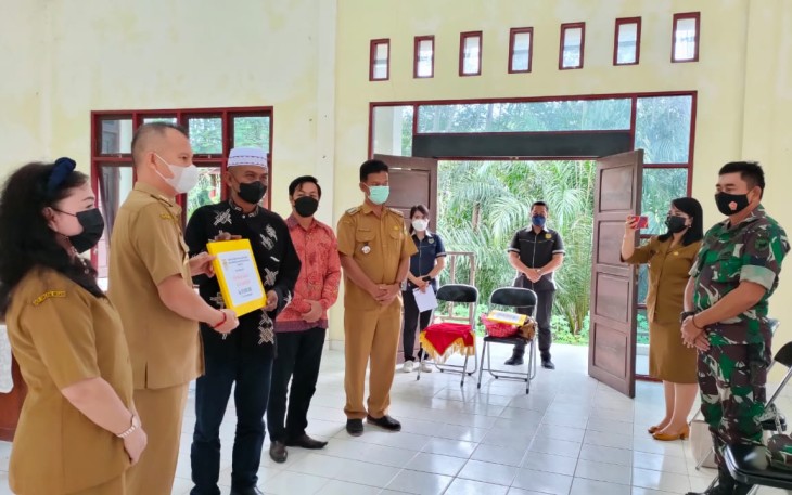 Babinsa Koramil Manuhing Hadiri Penyerahan Bantuan Hibah Dari Pemkab Gumas Kepada Rumah Ibadah 