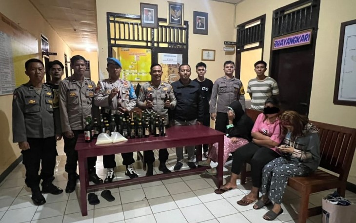 Polisi saat Amankan 3 Wanita Warem dan Sita Miras di Benteng