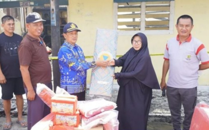 Wabup Pesibar saat Berikan Bantuan Pada Warga Yang Terdampak