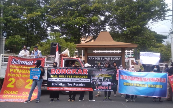 Massa melakukan unjuk rasa di depan kantor Bupati Blora dengan tuntutan membatalkan hasil tes Perades yang diduga diwarnai dengan kecurangan.