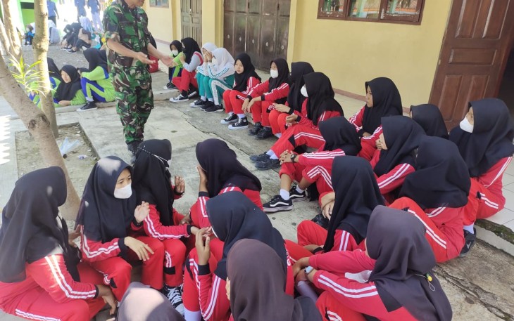 Anggota Koramil Kwadungan saat Berikan Wasbang Kepada Siswa-Siswi SMAN 1 Kwadungan 