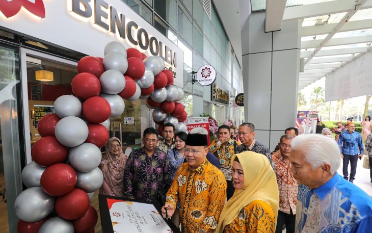  Gubernur Bengkulu Rohidin Mersyah saat meresmikan Bencoolen Coffee Malaysia di Suasana PJH Putra Jaya Malaysia, Kamis (03/11). 