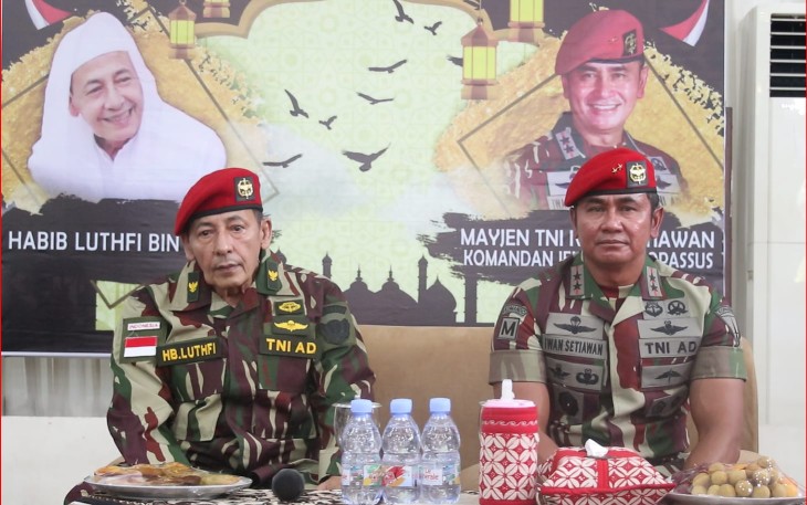 Habib Luthfi Bin Yahya bersama Danjen Kopassus, Mayjen TNI Iwan Setiyawan dalam acara "Ceramah Kebangsaan dan Doa Bersama Keluarga Besar Kopassus", di Gedung Kanzus Sholawat, Jalan Dr Wahidin, Kota Pekalongan, Jawa Tengah pada Selasa (13/1/2022). (Foto : Istimewa)