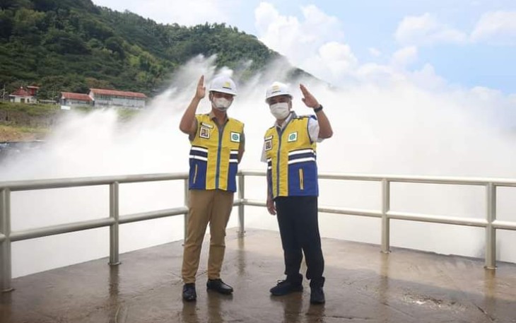 Bupati Trenggalek, Mochamad Nur Arifin, saat mendampingi kunjungan Direktur Pelaksanaan Pembiayaan Infrastruktur Sumber Daya Air (PPISDA) Kementerian PUPR, Ir. Arvi Argyantoro, M.A di Bendungan Tugu.