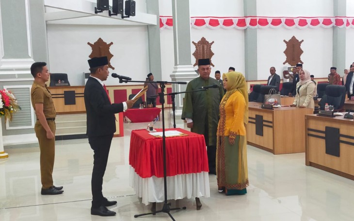 Ketua DPRK Aceh Timur Fattah Fikri saat melakukan pelantikan PAW Anggota DPRK Nasriati