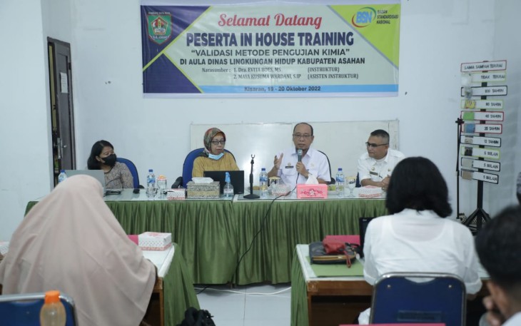 Sekda Drs. John Hardi Nasution, M. Si saat membuka kegiatan In House Training Validasi Metode Pengujian Kimia Dinas Lingkungan Hidup Kabupaten Asahan, Rabu (19/10/2022).