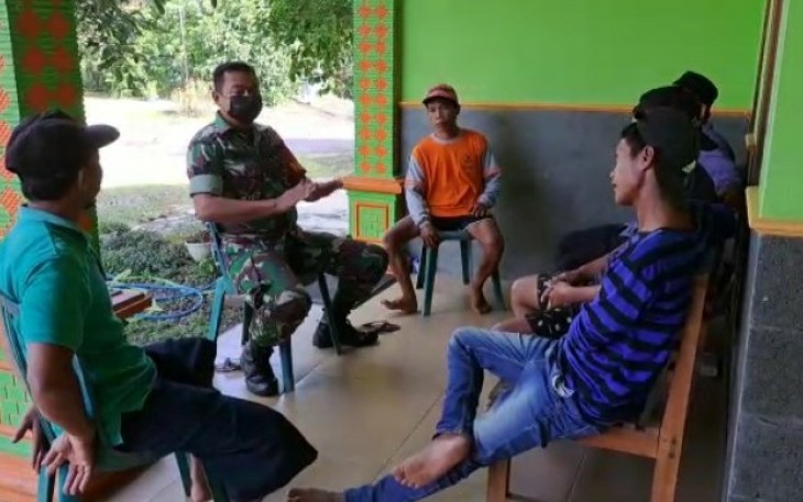 Babinsa saat Laksanakan Anjangsana di Desa Binaan Sekaligus Komsos Dengan Masyarakat