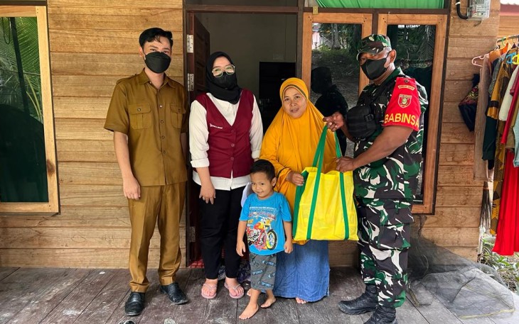 Babinsa Koramil Waru saat Bantu Sembako Masyarakat Stunting dan Warga Miskin Terdampak Banjir
