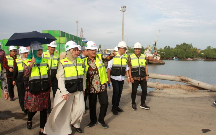 Gubernur Bengkulu Rohidin Mersyah saat langsung mengajak Menteri Perusahaan Perladangan dan Komoditi Malaysia Yang Berhormat (YB) Datuk Hajah Zuraida Kamaruddin meninjau Pelabuhan Pulau Baai Bengkulu, Sabtu (16/7) 