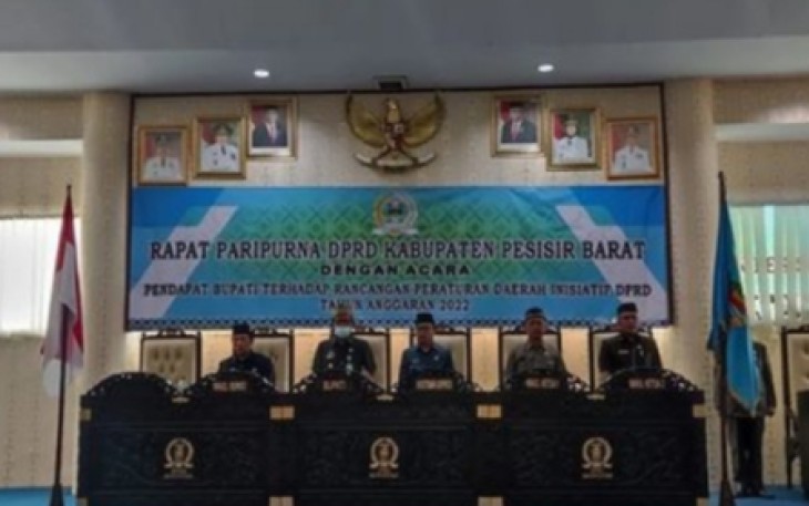Bupati saat Sampaikan Pendapat Terhadap Ranperda Inisiatif DPRD TA 2022